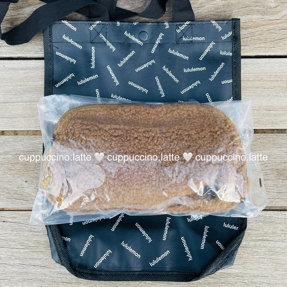 🤎NWT OG🤎Lululemon Everywhere Fleece Sherpa Belt Bag in Burnt Caramel - Picture 5 of 10